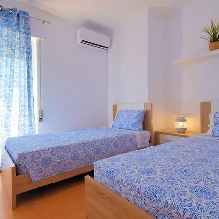 Apartment 4 Mins Walk To The Beach *
