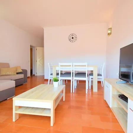 Apartment 4 Mins Walk To The Beach