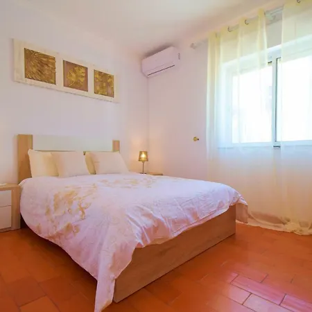 4 Mins Walk To The Beach Apartment *